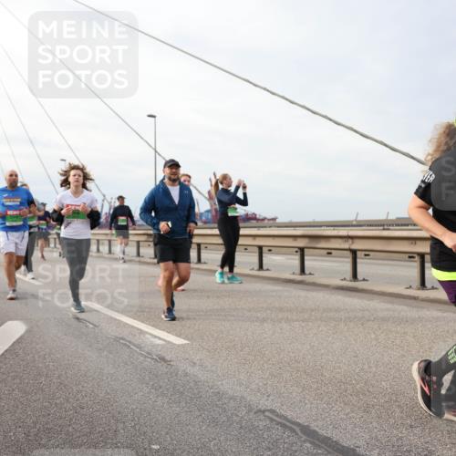 03.10.2025 - Köhlbrandbrückenlauf Lena Gebhardt http://msf.ph/oto/9205150 03.10.2025 16:00:03 Position 2 9640 meine-sportfotos.de