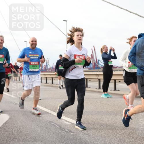 03.10.2025 - Köhlbrandbrückenlauf Lena Gebhardt http://msf.ph/oto/9205155 03.10.2025 16:00:04 Position 2 9586, 9074, 8558 meine-sportfotos.de