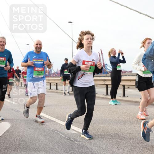 03.10.2025 - Köhlbrandbrückenlauf Lena Gebhardt http://msf.ph/oto/9205156 03.10.2025 16:00:04 Position 2 8656, 9586, 8558 meine-sportfotos.de