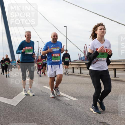 03.10.2025 - Köhlbrandbrückenlauf Lena Gebhardt http://msf.ph/oto/9205158 03.10.2025 16:00:05 Position 2 8656, 9586, 9074, 8558 meine-sportfotos.de