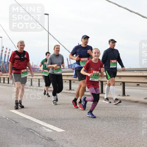 03.10.2025 - Köhlbrandbrückenlauf Lena Gebhardt http://msf.ph/oto/9205171 03.10.2025 16:00:08 Position 2 8744, 867, 8677 meine-sportfotos.de
