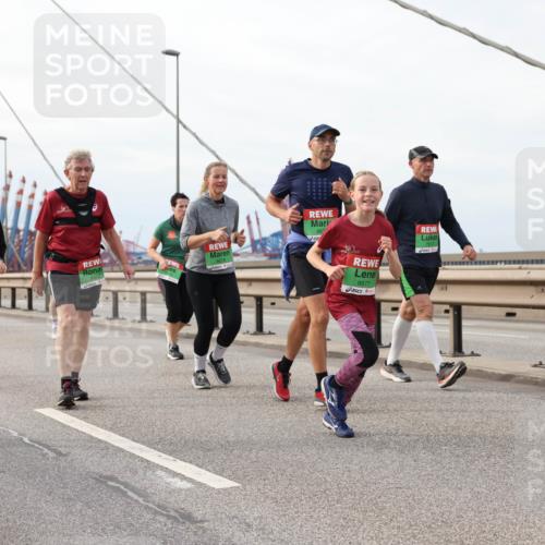 03.10.2025 - Köhlbrandbrückenlauf Lena Gebhardt http://msf.ph/oto/9205172 03.10.2025 16:00:08 Position 2 8744, 867, 8677 meine-sportfotos.de