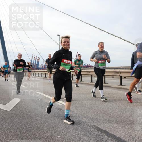 03.10.2025 - Köhlbrandbrückenlauf Lena Gebhardt http://msf.ph/oto/9205179 03.10.2025 16:00:09 Position 2 8744, 8679 meine-sportfotos.de
