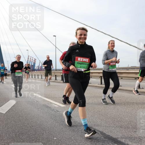 03.10.2025 - Köhlbrandbrückenlauf Lena Gebhardt http://msf.ph/oto/9205180 03.10.2025 16:00:09 Position 2 8679, 8744 meine-sportfotos.de