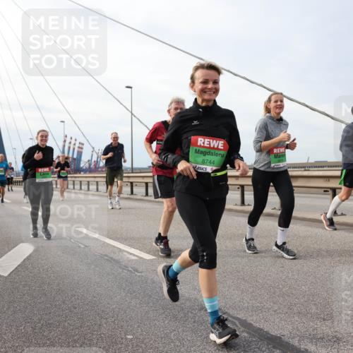 03.10.2025 - Köhlbrandbrückenlauf Lena Gebhardt http://msf.ph/oto/9205181 03.10.2025 16:00:10 Position 2 8744, 8679 meine-sportfotos.de