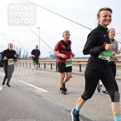 03.10.2025 - Köhlbrandbrückenlauf Lena Gebhardt http://msf.ph/oto/9205182 03.10.2025 16:00:10 Position 2 8312, 8744 meine-sportfotos.de