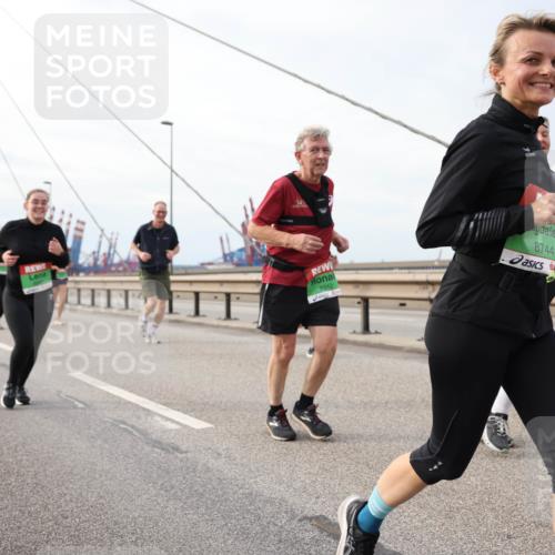 03.10.2025 - Köhlbrandbrückenlauf Lena Gebhardt http://msf.ph/oto/9205183 03.10.2025 16:00:10 Position 2 8312, 8744 meine-sportfotos.de