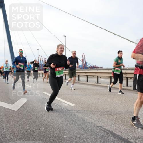 03.10.2025 - Köhlbrandbrückenlauf Lena Gebhardt http://msf.ph/oto/9205186 03.10.2025 16:00:11 Position 2 8312 meine-sportfotos.de