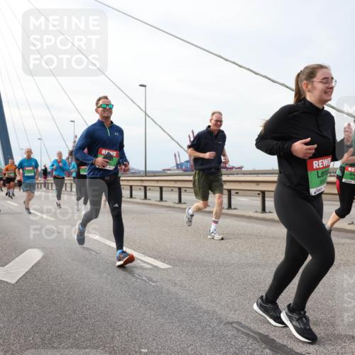 03.10.2025 - Köhlbrandbrückenlauf Lena Gebhardt http://msf.ph/oto/9205190 03.10.2025 16:00:11 Position 2 9034 meine-sportfotos.de
