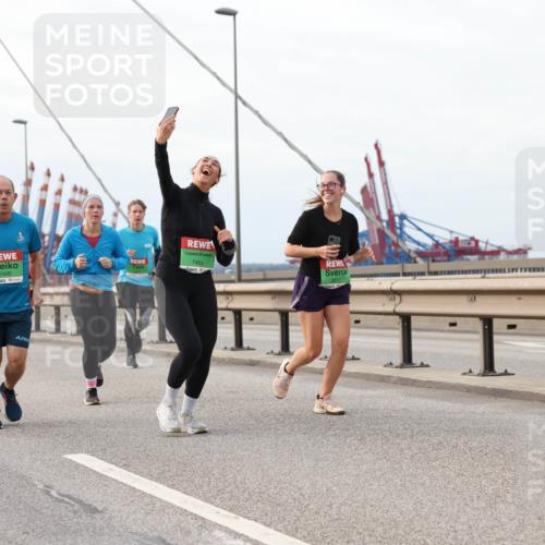03.10.2025 - Köhlbrandbrückenlauf Lena Gebhardt http://msf.ph/oto/9205195 03.10.2025 16:00:13 Position 2 7490, 7464 meine-sportfotos.de