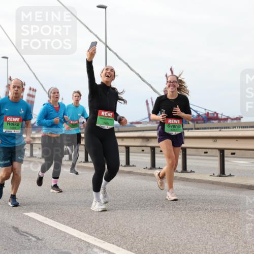 03.10.2025 - Köhlbrandbrückenlauf Lena Gebhardt http://msf.ph/oto/9205196 03.10.2025 16:00:13 Position 2 7490, 7464, 8517 meine-sportfotos.de