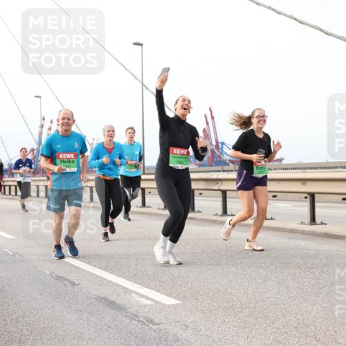 03.10.2025 - Köhlbrandbrückenlauf Lena Gebhardt http://msf.ph/oto/9205198 03.10.2025 16:00:14 Position 2 7922, 7490, 7464 meine-sportfotos.de