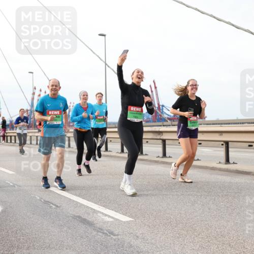 03.10.2025 - Köhlbrandbrückenlauf Lena Gebhardt http://msf.ph/oto/9205199 03.10.2025 16:00:14 Position 2 7464, 8517 meine-sportfotos.de