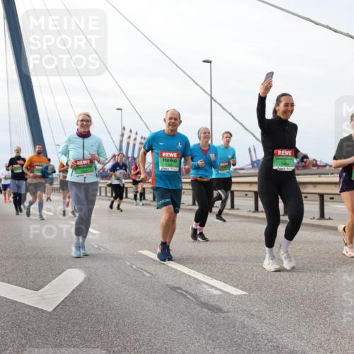 03.10.2025 - Köhlbrandbrückenlauf Lena Gebhardt http://msf.ph/oto/9205200 03.10.2025 16:00:14 Position 2 7490, 7464 meine-sportfotos.de