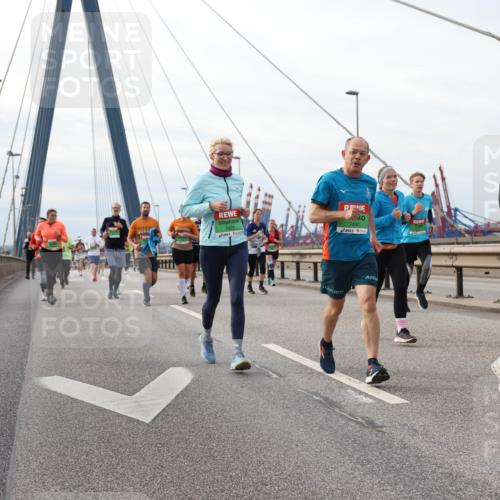 03.10.2025 - Köhlbrandbrückenlauf Lena Gebhardt http://msf.ph/oto/9205204 03.10.2025 16:00:14 Position 2 7922, 7490, 7464 meine-sportfotos.de