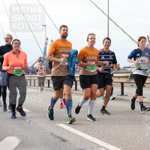 03.10.2025 - Köhlbrandbrückenlauf Lena Gebhardt http://msf.ph/oto/9205217 03.10.2025 16:00:17 Position 2 8087, 7774 meine-sportfotos.de