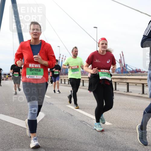 03.10.2025 - Köhlbrandbrückenlauf Lena Gebhardt http://msf.ph/oto/9205237 03.10.2025 16:00:21 Position 2 8793, 9434, 8794 meine-sportfotos.de
