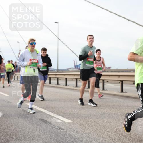 03.10.2025 - Köhlbrandbrückenlauf Lena Gebhardt http://msf.ph/oto/9205244 03.10.2025 16:00:23 Position 2 8552 meine-sportfotos.de