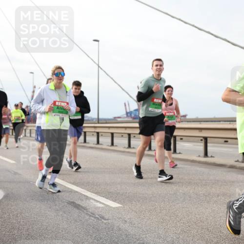03.10.2025 - Köhlbrandbrückenlauf Lena Gebhardt http://msf.ph/oto/9205245 03.10.2025 16:00:23 Position 2 8552 meine-sportfotos.de