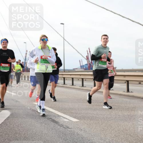 03.10.2025 - Köhlbrandbrückenlauf Lena Gebhardt http://msf.ph/oto/9205247 03.10.2025 16:00:23 Position 2 651, 7636, 8665 meine-sportfotos.de