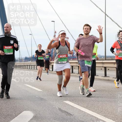 03.10.2025 - Köhlbrandbrückenlauf Lena Gebhardt http://msf.ph/oto/9205260 03.10.2025 16:00:26 Position 2 9154, 8401, 75, 9070 meine-sportfotos.de