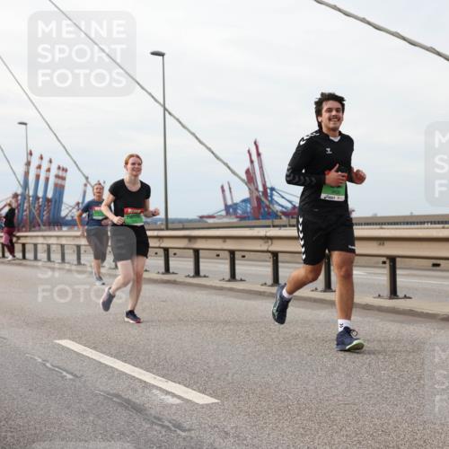03.10.2025 - Köhlbrandbrückenlauf Lena Gebhardt http://msf.ph/oto/9205272 03.10.2025 16:00:29 Position 2 9175, 9430 meine-sportfotos.de