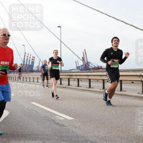 03.10.2025 - Köhlbrandbrückenlauf Lena Gebhardt http://msf.ph/oto/9205273 03.10.2025 16:00:29 Position 2 9430 meine-sportfotos.de