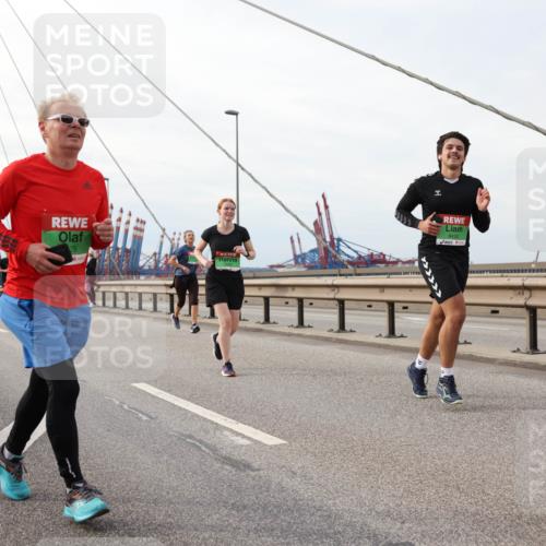 03.10.2025 - Köhlbrandbrückenlauf Lena Gebhardt http://msf.ph/oto/9205275 03.10.2025 16:00:29 Position 2 75, 9430 meine-sportfotos.de