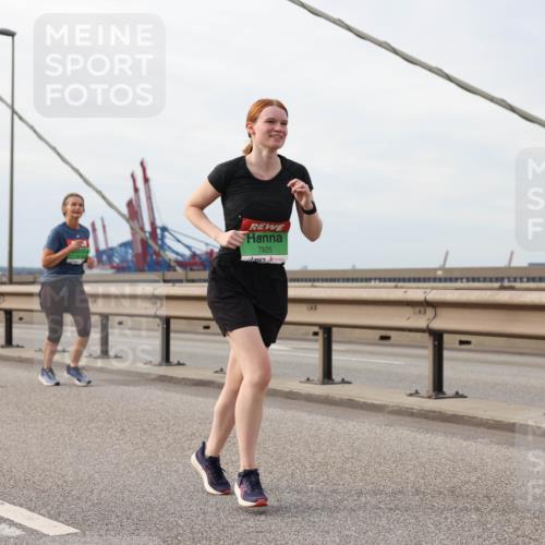03.10.2025 - Köhlbrandbrückenlauf Lena Gebhardt http://msf.ph/oto/9205280 03.10.2025 16:00:30 Position 2 7925 meine-sportfotos.de