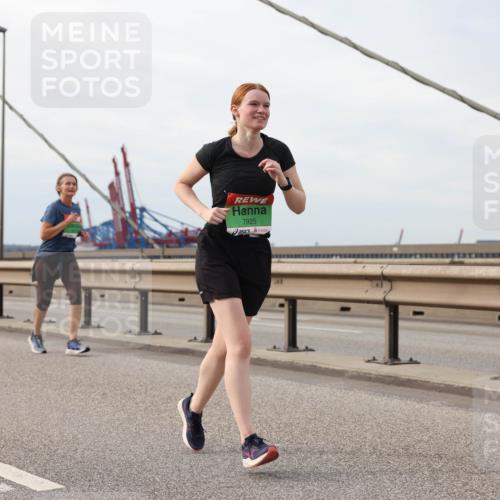 03.10.2025 - Köhlbrandbrückenlauf Lena Gebhardt http://msf.ph/oto/9205281 03.10.2025 16:00:30 Position 2 7925 meine-sportfotos.de