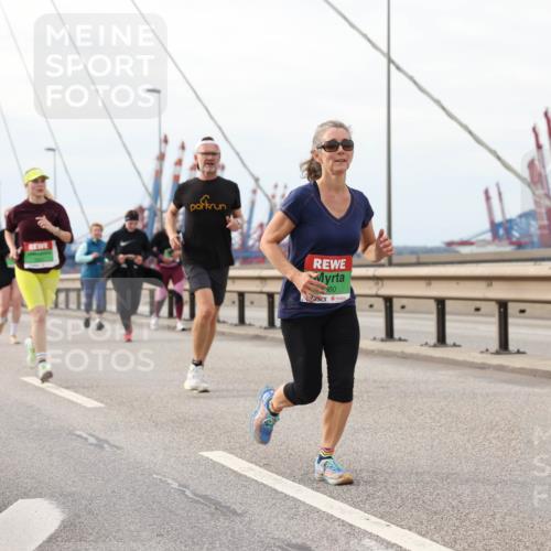 03.10.2025 - Köhlbrandbrückenlauf Lena Gebhardt http://msf.ph/oto/9205291 03.10.2025 16:00:34 Position 2 360 meine-sportfotos.de