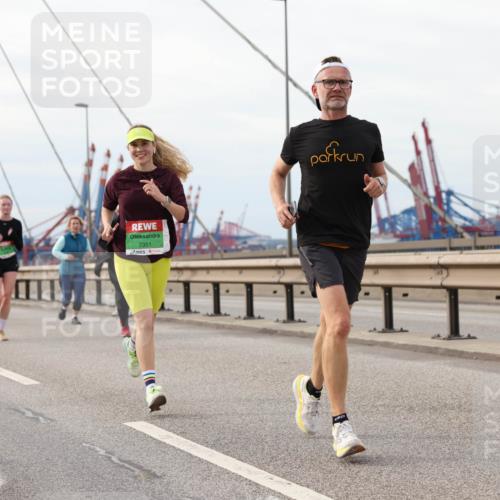 03.10.2025 - Köhlbrandbrückenlauf Lena Gebhardt http://msf.ph/oto/9205299 03.10.2025 16:00:35 Position 2 7351 meine-sportfotos.de