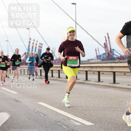 03.10.2025 - Köhlbrandbrückenlauf Lena Gebhardt http://msf.ph/oto/9205304 03.10.2025 16:00:36 Position 2 7351 meine-sportfotos.de