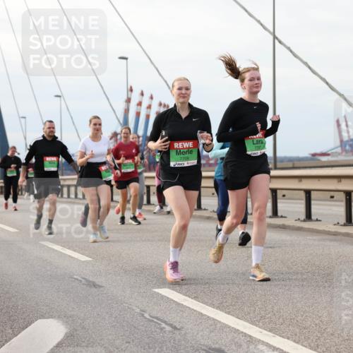 03.10.2025 - Köhlbrandbrückenlauf Lena Gebhardt http://msf.ph/oto/9205311 03.10.2025 16:00:39 Position 2 7709, 7797 meine-sportfotos.de