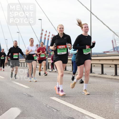03.10.2025 - Köhlbrandbrückenlauf Lena Gebhardt http://msf.ph/oto/9205312 03.10.2025 16:00:39 Position 2 7709, 7797 meine-sportfotos.de