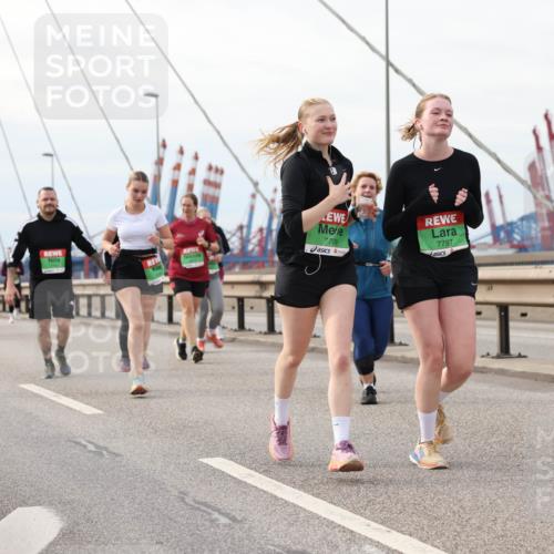 03.10.2025 - Köhlbrandbrückenlauf Lena Gebhardt http://msf.ph/oto/9205314 03.10.2025 16:00:39 Position 2 7797, 7709 meine-sportfotos.de