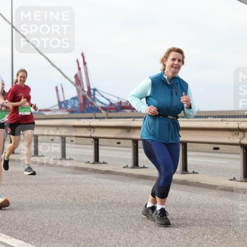 03.10.2025 - Köhlbrandbrückenlauf Lena Gebhardt http://msf.ph/oto/9205317 03.10.2025 16:00:41 Position 2 4 meine-sportfotos.de