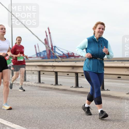 03.10.2025 - Köhlbrandbrückenlauf Lena Gebhardt http://msf.ph/oto/9205318 03.10.2025 16:00:41 Position 2  meine-sportfotos.de