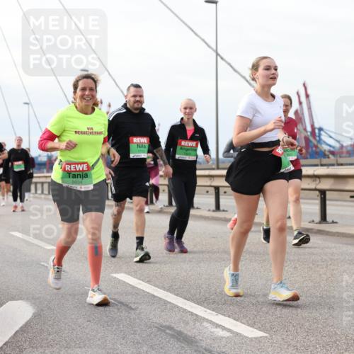 03.10.2025 - Köhlbrandbrückenlauf Lena Gebhardt http://msf.ph/oto/9205320 03.10.2025 16:00:42 Position 2 8934, 7752, 9502 meine-sportfotos.de