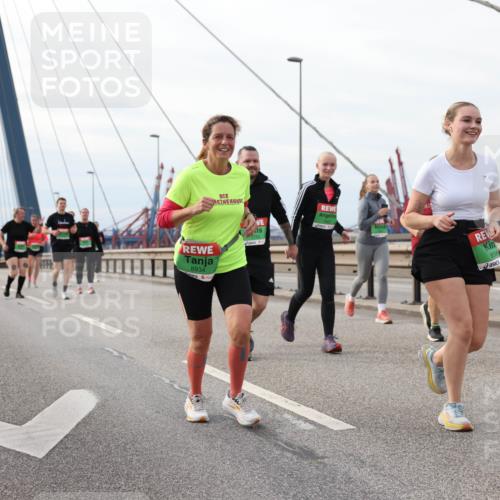 03.10.2025 - Köhlbrandbrückenlauf Lena Gebhardt http://msf.ph/oto/9205324 03.10.2025 16:00:42 Position 2 8934, 8596 meine-sportfotos.de