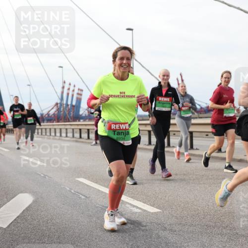 03.10.2025 - Köhlbrandbrückenlauf Lena Gebhardt http://msf.ph/oto/9205325 03.10.2025 16:00:42 Position 2 8934, 7803 meine-sportfotos.de