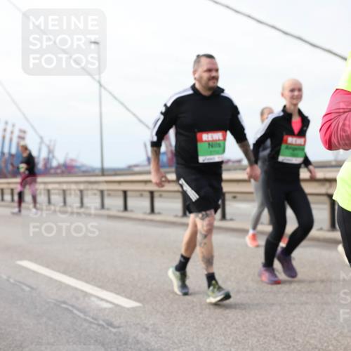03.10.2025 - Köhlbrandbrückenlauf Lena Gebhardt http://msf.ph/oto/9205326 03.10.2025 16:00:43 Position 2 8934 meine-sportfotos.de