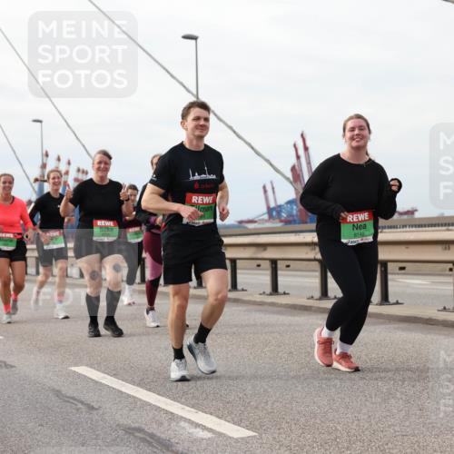 03.10.2025 - Köhlbrandbrückenlauf Lena Gebhardt http://msf.ph/oto/9205343 03.10.2025 16:00:47 Position 2 25, 8149 meine-sportfotos.de