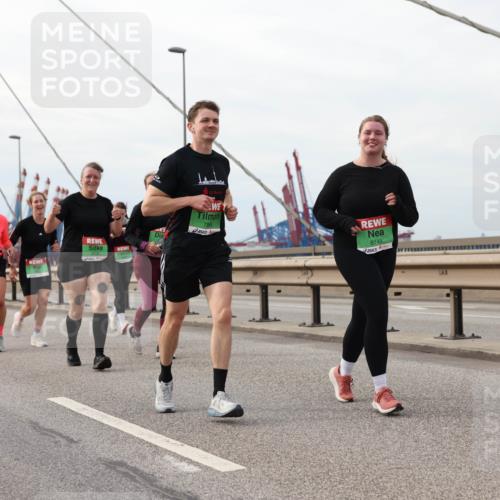 03.10.2025 - Köhlbrandbrückenlauf Lena Gebhardt http://msf.ph/oto/9205345 03.10.2025 16:00:47 Position 2 25, 79, 8149, 8658 meine-sportfotos.de