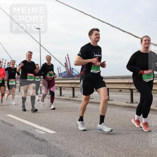 03.10.2025 - Köhlbrandbrückenlauf Lena Gebhardt http://msf.ph/oto/9205349 03.10.2025 16:00:48 Position 2 8149 meine-sportfotos.de