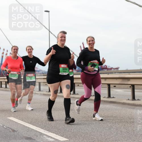 03.10.2025 - Köhlbrandbrückenlauf Lena Gebhardt http://msf.ph/oto/9205353 03.10.2025 16:00:49 Position 2 8658, 7887 meine-sportfotos.de