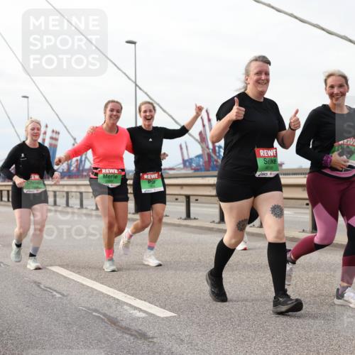 03.10.2025 - Köhlbrandbrückenlauf Lena Gebhardt http://msf.ph/oto/9205358 03.10.2025 16:00:50 Position 2 8165, 7887, 8658 meine-sportfotos.de