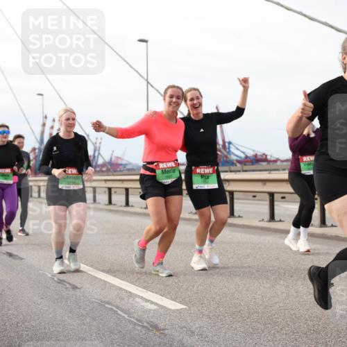 03.10.2025 - Köhlbrandbrückenlauf Lena Gebhardt http://msf.ph/oto/9205360 03.10.2025 16:00:50 Position 2 8165, 8658, 7887, 7888 meine-sportfotos.de