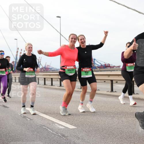 03.10.2025 - Köhlbrandbrückenlauf Lena Gebhardt http://msf.ph/oto/9205361 03.10.2025 16:00:50 Position 2 8165, 7887, 7888, 8658 meine-sportfotos.de