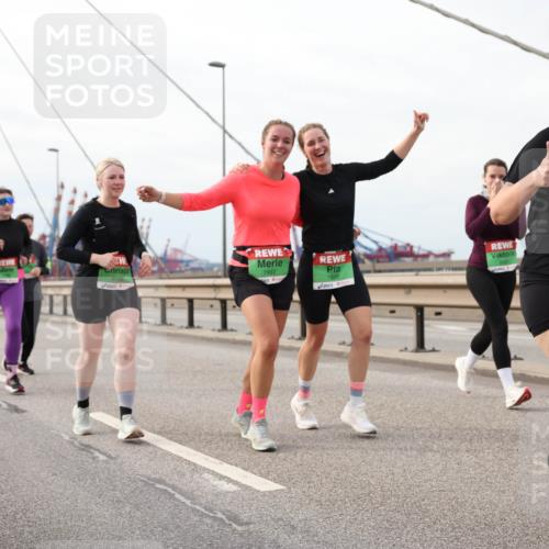 03.10.2025 - Köhlbrandbrückenlauf Lena Gebhardt http://msf.ph/oto/9205362 03.10.2025 16:00:50 Position 2 8166, 7887, 7888, 8658 meine-sportfotos.de
